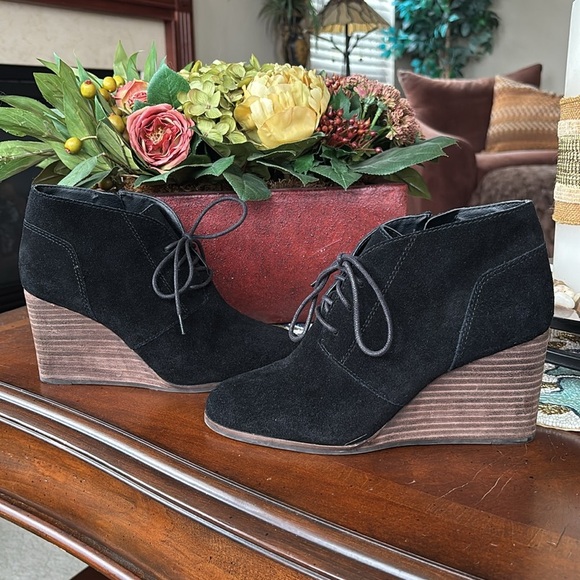 Lucky Brand Genuine Suede Black Lace Up Wedge Ankle Boots Booties w/ Side Zipper - Picture 2 of 15